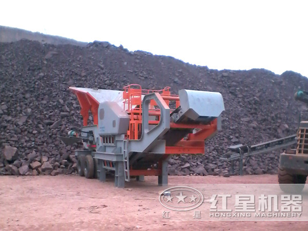 輪胎移動(dòng)式破碎機(jī)生產(chǎn)現(xiàn)場