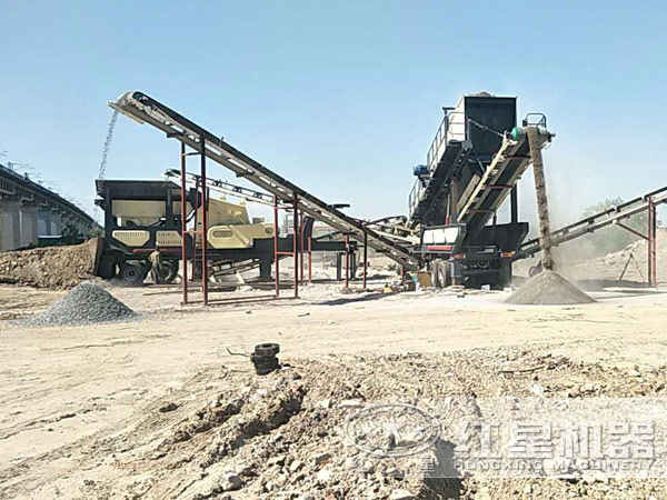 輪胎移動(dòng)式破碎機(jī)生產(chǎn)破碎現(xiàn)場