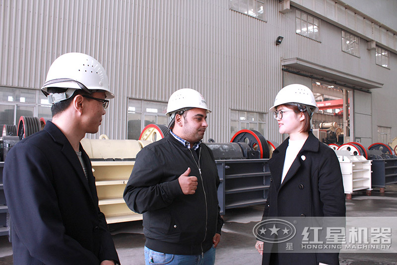 五七破碎石機價格優(yōu)惠，客戶實地考察