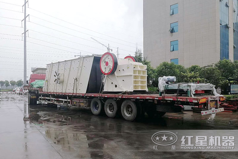 為山東客戶(hù)送去柴油式小型顎式破碎機(jī)