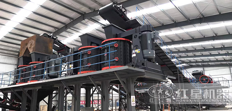 復(fù)合式破碎機(jī)作業(yè)現(xiàn)場，多臺(tái)設(shè)備搭配