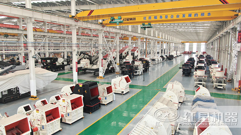 紅星破碎制砂設(shè)備生產(chǎn)車間，設(shè)備種類齊全