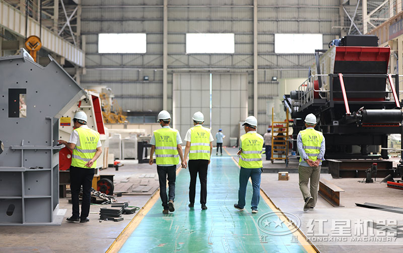 紅星機(jī)器磕石機(jī)廠家，客戶來(lái)實(shí)地考察