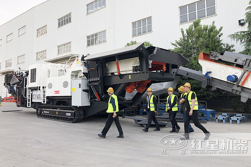 煤炭破碎機(jī)價(jià)格實(shí)惠，客戶來(lái)廠考察