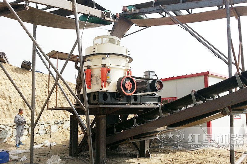 大型石料生產(chǎn)現(xiàn)場，配置顎式破碎機(jī)+圓錐破碎機(jī)