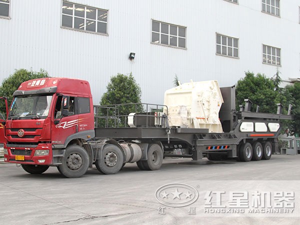 車(chē)頭牽引下的小型流動(dòng)打石機(jī)