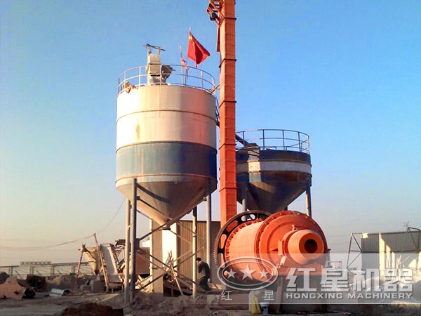 球磨機(jī)作業(yè)現(xiàn)場(chǎng)