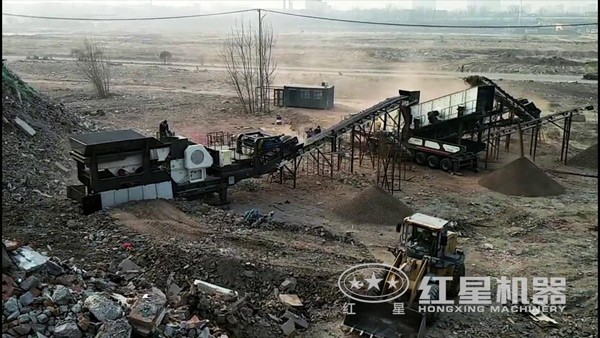 車載移動(dòng)顎式破石機(jī)山東作業(yè)現(xiàn)場(chǎng)圖 車載移動(dòng)顎式破石機(jī)山東作業(yè)現(xiàn)場(chǎng)圖