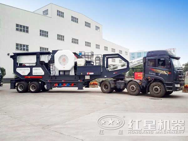 車頭牽引下正在移動(dòng)的顎式移動(dòng)破石機(jī) 車頭牽引下正在移動(dòng)的顎式移動(dòng)破石機(jī)