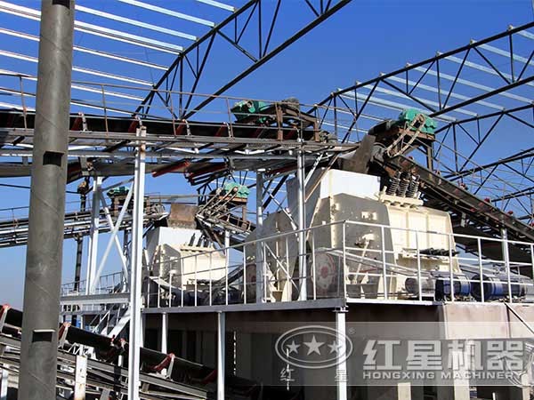 生產(chǎn)線上反擊式破碎機(jī)特寫 生產(chǎn)線上反擊式破碎機(jī)特寫