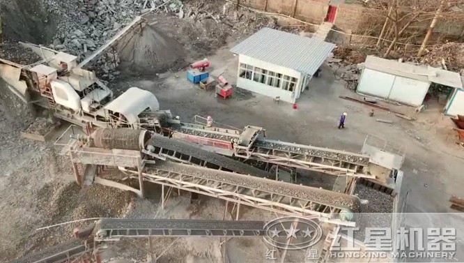 每小時(shí)300噸車載移動(dòng)粉碎機(jī)施工現(xiàn)場(chǎng) 每小時(shí)300噸車載移動(dòng)粉碎機(jī)施工現(xiàn)場(chǎng)