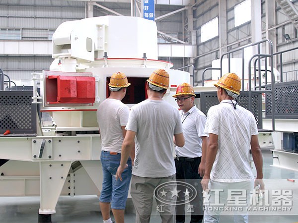 紅星機(jī)器的技術(shù)專(zhuān)家正在對(duì)環(huán)保型制砂機(jī)成品進(jìn)行檢測(cè) 紅星機(jī)器的技術(shù)專(zhuān)家正在對(duì)環(huán)保型制砂機(jī)成品進(jìn)行檢測(cè)