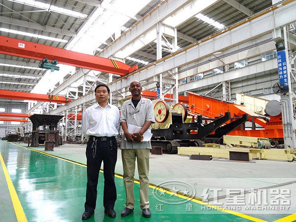 紅星客戶參觀輪式移動破合影留念 紅星客戶參觀輪式移動破合影留念