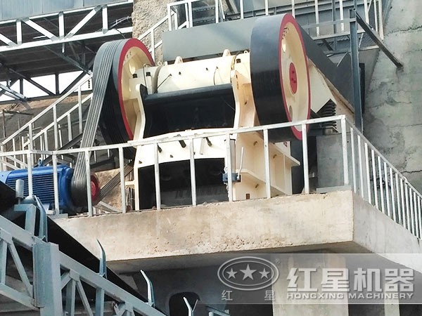 鄂式碎石機(jī)作業(yè)現(xiàn)場