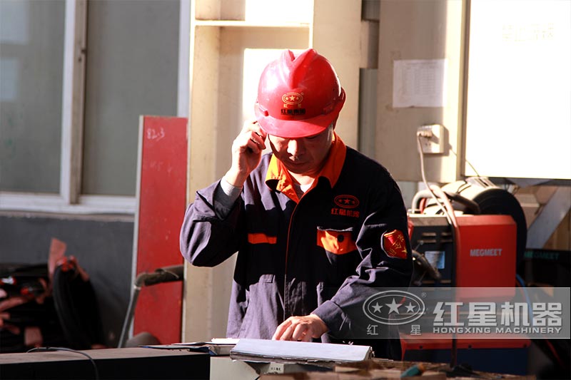 紅星技術(shù)工人認(rèn)真核對(duì)數(shù)據(jù)