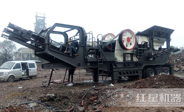 建筑工程垃圾處理現(xiàn)場——搭配紅星移動式粉碎機(jī)