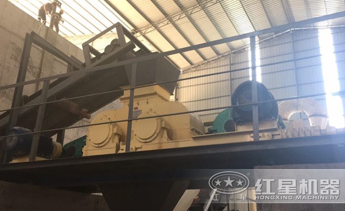 紅星頁(yè)巖對(duì)輥制砂機(jī)安裝現(xiàn)場(chǎng) 紅星頁(yè)巖對(duì)輥制砂機(jī)安裝現(xiàn)場(chǎng)