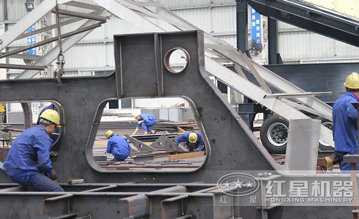 移動(dòng)圓錐破碎站車間 移動(dòng)圓錐破碎站車間