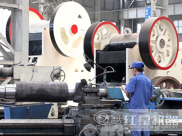 小型粗碎機(jī)車(chē)間生產(chǎn)現(xiàn)場(chǎng) 小型粗碎機(jī)車(chē)間生產(chǎn)現(xiàn)場(chǎng)