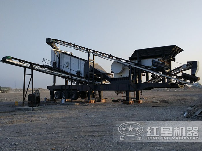 移動式鵝卵石破碎機現(xiàn)場