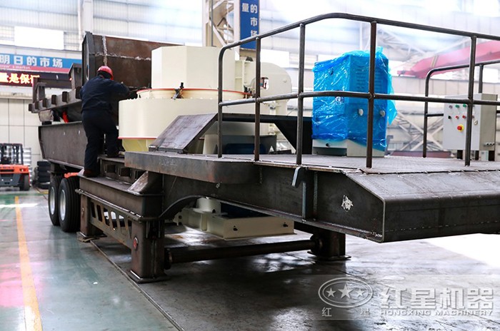 小型移動(dòng)制砂機(jī)車間工人作業(yè)現(xiàn)場