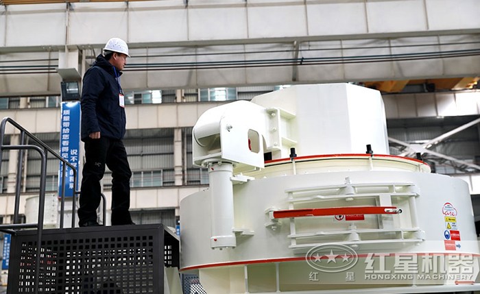 用戶(hù)參觀VSI7A沖擊式制砂整形機(jī)機(jī)進(jìn)料口