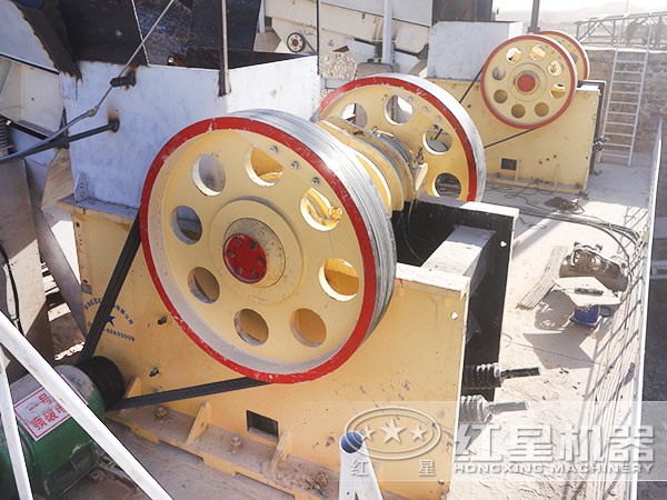 顎式破碎機(jī)施工現(xiàn)場(chǎng) 顎式破碎機(jī)施工現(xiàn)場(chǎng)