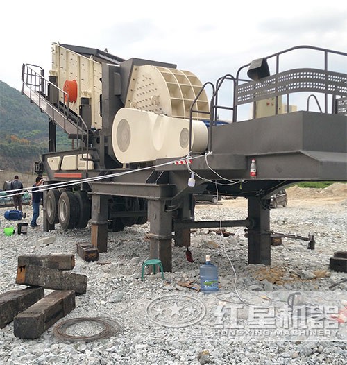 時(shí)產(chǎn)300噸移動(dòng)重錘式破碎生產(chǎn)線(xiàn)現(xiàn)場(chǎng) 時(shí)產(chǎn)300噸移動(dòng)重錘式破碎生產(chǎn)線(xiàn)現(xiàn)場(chǎng)