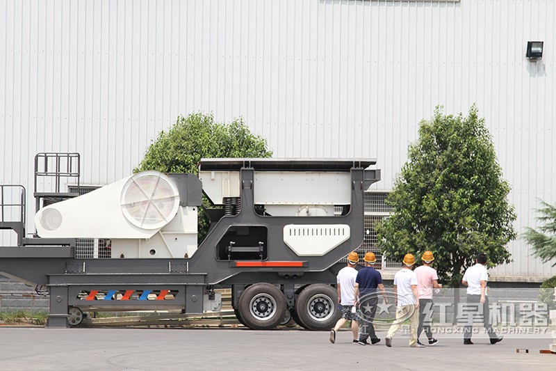 紅星大型移動(dòng)石頭打沙機(jī)客戶考察 紅星大型移動(dòng)石頭打沙機(jī)客戶考察