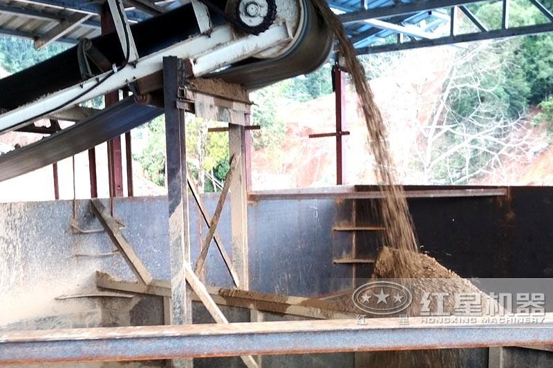 大型鵝卵石流動(dòng)制砂機(jī)現(xiàn)場(chǎng)物料 大型鵝卵石流動(dòng)制砂機(jī)現(xiàn)場(chǎng)物料