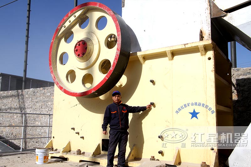 紅星現(xiàn)場指導顎式破碎機安裝
