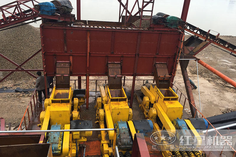 卵石對輥破碎制砂機現(xiàn)場 卵石對輥破碎制砂機現(xiàn)場