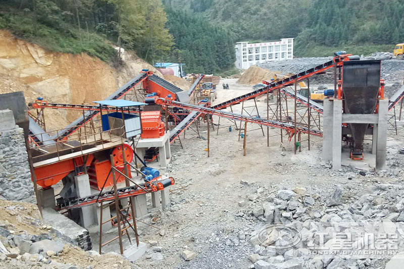 石頭破碎現(xiàn)場，處理中等硬度物料