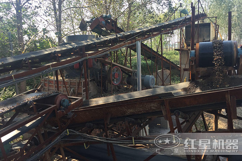 石料生產(chǎn)線現(xiàn)場 石料生產(chǎn)線現(xiàn)場