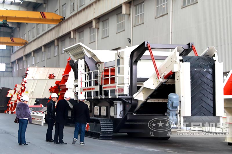移動(dòng)式河卵石制砂機(jī)客戶考察 移動(dòng)式河卵石制砂機(jī)客戶考察