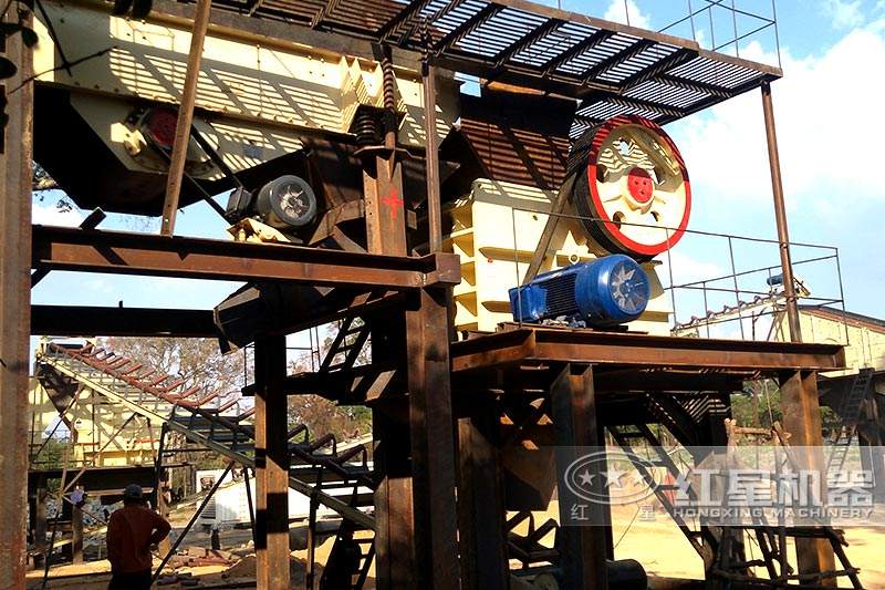 小型碎石機作業(yè)現(xiàn)場圖 小型碎石機作業(yè)現(xiàn)場圖