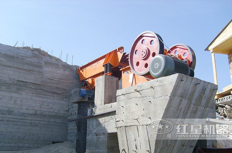 顎式破碎機(jī)現(xiàn)場(chǎng)