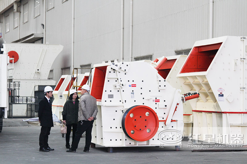 客戶(hù)考察反擊破碎石機(jī)