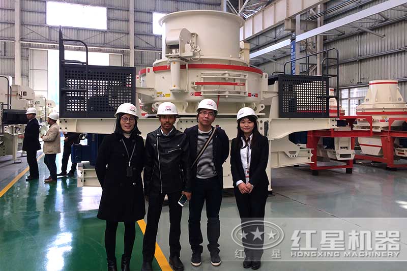 客戶(hù)來(lái)砂石料場(chǎng)制砂機(jī)廠家參觀