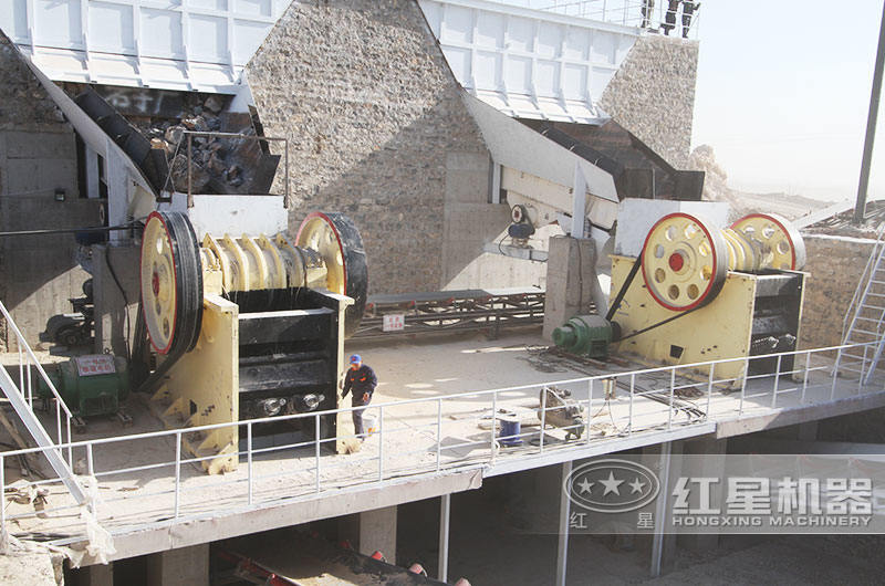 石料破碎生產(chǎn)線實拍-顎破碎機特寫