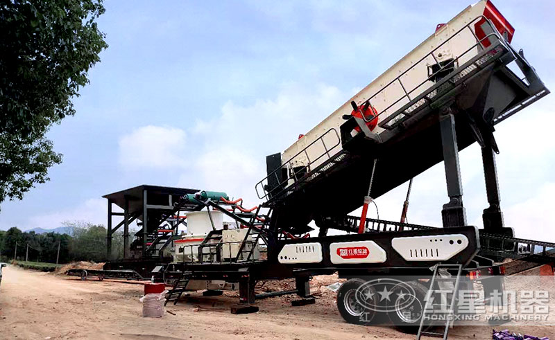移動(dòng)式制砂生產(chǎn)線(xiàn)現(xiàn)場(chǎng)