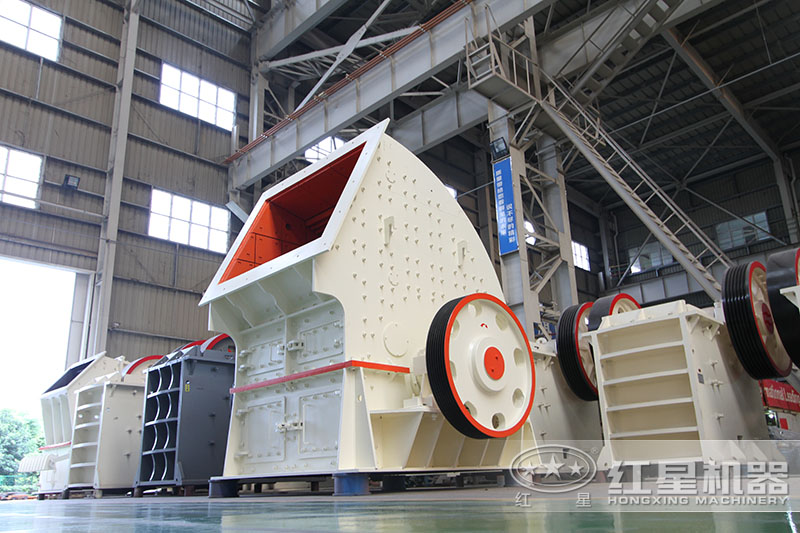 破碎機生產(chǎn)設備車間一角