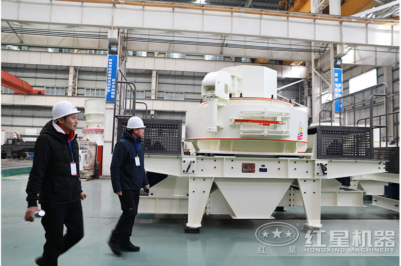 用戶參觀打細(xì)沙機(jī)器車間，對紅星設(shè)備贊不絕口