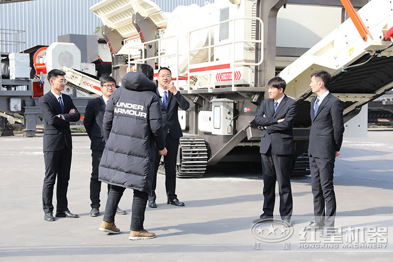 客戶來廠參觀流動粉碎機，專業(yè)團隊一對一指導講解，現(xiàn)場演示