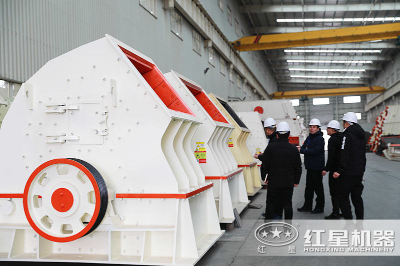 用戶在錘破車間參觀考察，技術(shù)人員耐心講解