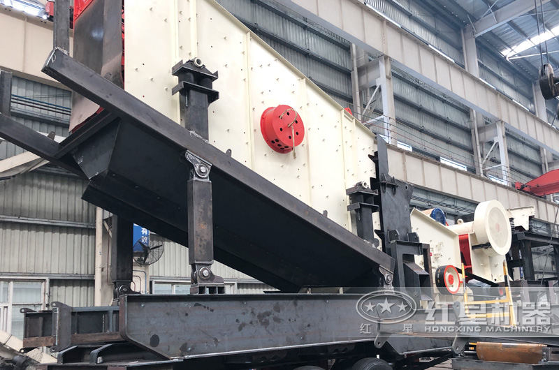 移動(dòng)破碎篩分一體機(jī)，圖為搭載反擊破和振動(dòng)篩