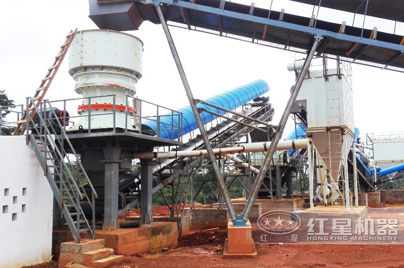 玄武巖破碎生產(chǎn)線現(xiàn)場，防塵罩綠色更環(huán)保