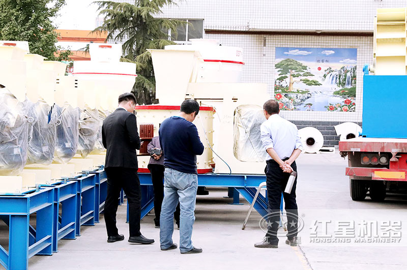 客戶到場參觀，工程師為其量身定制