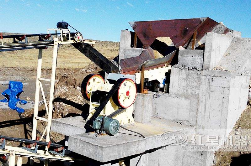 小型顎式破碎機(jī)安裝現(xiàn)場(chǎng)