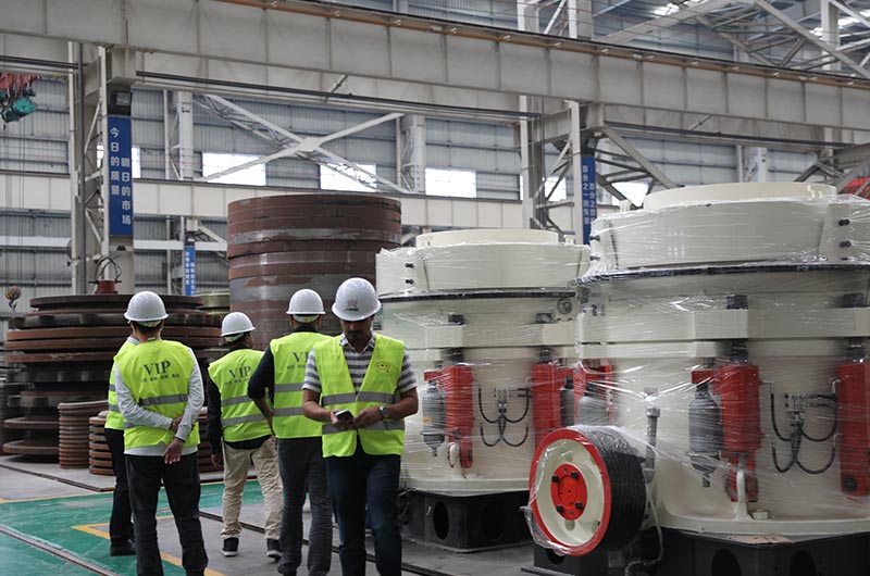 客戶(hù)來(lái)廠考察參觀圓錐破設(shè)備